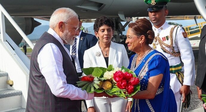 प्रधानमंत्री मोदी त्रिनिनाद और टोबैगो की प्रधानमंत्री कमला से मिलते हुऐ।